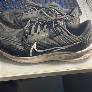 Nike Pegasus 40 Black and White Mens size 9